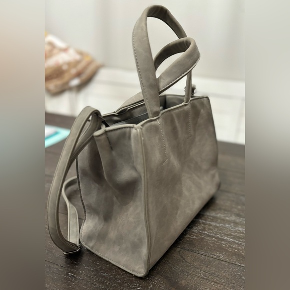 EUC Gray crossbody purse with bow - Picture 3 of 7